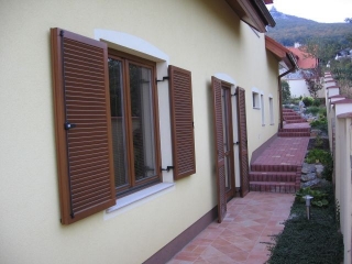 Drevené okná s okenicami